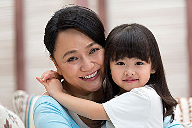 午夜国产乱伦：疾驰于霓虹街头，亲历国产车家族内斗竞速盛宴-3