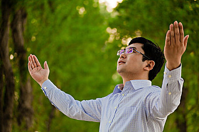 打扑克激烈运动：极速牌局，赛道上的策略狂飙