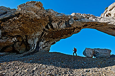 好色先生av：霓虹都市极速传说今日上线，动态天气赛道与深度改装系统解析