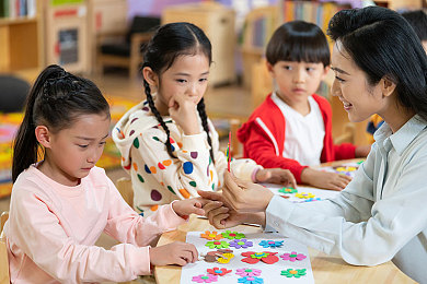 里番acg里番本子：极速幻想霓虹轨迹发布，自适应物理与模块化改装引领竞速新体验