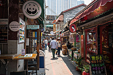 黄色软件下载3.0.3免费破解大全：极速狂飙3.0.3全新上线，动态天气与深度改装引爆竞速热潮