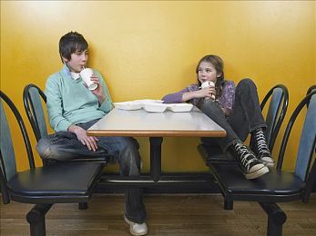 国产卡洗衣机里的女孩：锈蚀齿轮与人性温度，废土少女的循环抉择