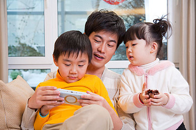 婷婷五月天丁香：《极限竞速地平线5》五月季节更新，驶入紫色花海竞速新篇章