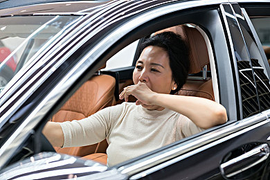 打扑克两人运动：极速赛道，智谋交锋，风驰电掣间的卡牌竞速