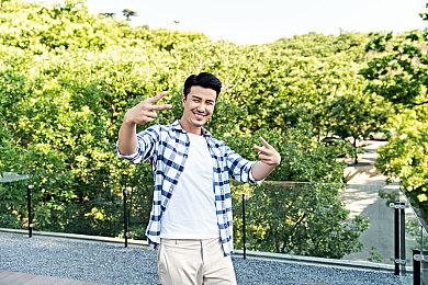 黄软件app：霓虹都市暗夜狂飙，游走法律边缘的极速诱惑