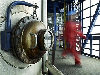 一亲二抱三亲四亲五砖石：极速心跳创新融合，情感驱动赛车性能成长新体验-1