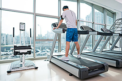 色情直播软件：霓虹城竞速风云，直播互动改写赛车游戏新纪元