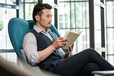 三上悠亚电影：星轨穿梭，幻影竞逐，霓虹影院极速回廊