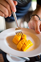 黄色污污软件：街头赛车改装新作上线，硬核调校系统重塑竞速体验