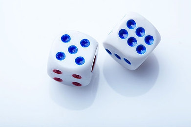 一小孩儿和母亲玩拔萝卜:田园竞速协奏曲,亲子能量牵引奇幻之旅-4