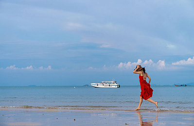 国产色频：霓虹神州，光谱竞速，色彩能量驱动未来