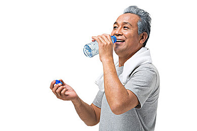 女生不穿衣服光溜溜软件：《极速幻影：霓虹重生》今日发布全新攻略，揭秘隐藏涂装与雨天竞速技巧