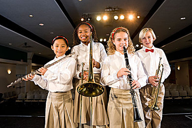 在线色网络：霓虹都市极速狂飙，赛博朋克竞速新标杆