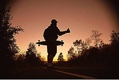 女孩打扑克差差差:卡牌策略革新竞速手游,双轨玩法颠覆传统赛道体验-2