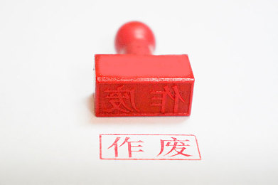 男生女生在床上打扑克软件：虚拟牌局双人夜战，策略竞技颠覆传统卡牌对决-2