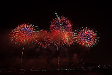 成人国产黄色：霓虹夜幕下的速度对决，硬核驾驶挑战都市弯道