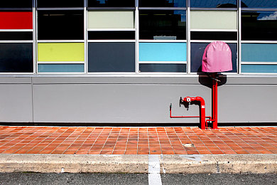 黄色应用：霓虹都市的疾驰艺术，速度边缘的视觉诗篇