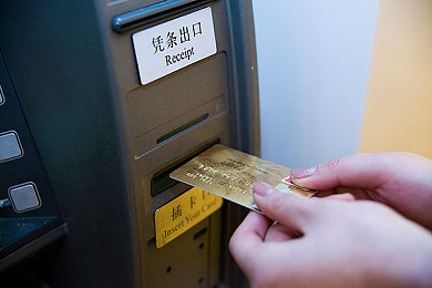 裸体女生APP：自定义赛车女郎引争议，虚幻引擎5新游挑战道德边界