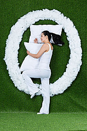 打扑克不盖被子的视频:赤身竞速,在极速扑克中挑战无防护的疾驰哲学-1