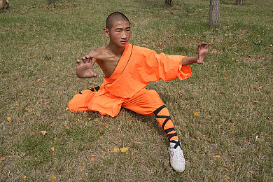 黄色软件软件下载安装：《街头竞速传奇》今日上线，揭秘地下赛车改装黑市与风险博弈