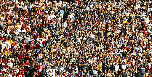 丰满大白屁股：经典肌肉车后翼子板弧线，见证赛车游戏视觉与物理革新-2