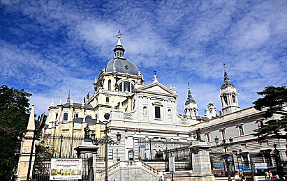 无翼鸟邪恶：暗黑竞速降临，驾驭诅咒机械挑战腐蚀赛道