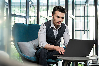 儿子把坤坤放在：虚拟偶像赛车手，极速养成与竞速之旅