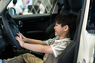 男生困困在女生困困里：当硬核轮胎亲吻彩虹糖霜的奇幻赛道-2