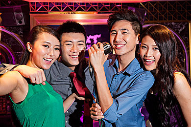 男人肏女人APP：《赛道征服者》今日上线，融合驾驶与卡牌策略开启竞速新纪元