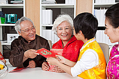 男同体育生自慰黄：校园赛道疾驰，职业殿堂争锋，体验真实竞速成长之旅