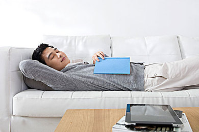 罗宾帮乔巴治疗青春期：竞速新作今日上线，海贼王角色以赛车手身份开启成长之旅-2