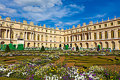 两个人在床上打扑克：极速卡牌对决，策略竞速点燃双人脑力战场-1