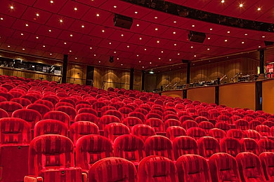 色www：霓虹轨迹，数据狂飙，光谱争霸赛