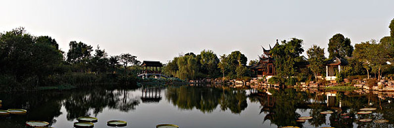 脱掉裤子打屁股色情网站：深夜狂飙新作上线，硬核惩罚机制引爆街头赛车热潮-2