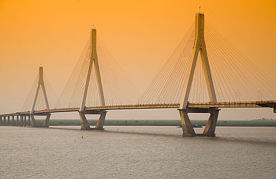 狼干人：钢铁咆哮，荒野狩猎的末日战车纪元