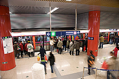 火辣辣的app导航：驾驭霓虹都市，你的AI领航员已就位