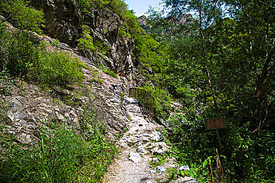 男生和女生在床上做运动的软件：极限竞速地平线全新评测，躺着征服开放世界的驾驶盛宴今日上线