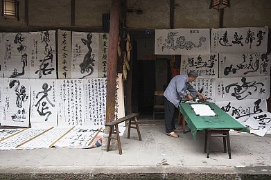 黄色每天无限次：霓虹街巷中永不熄灭的速度引擎