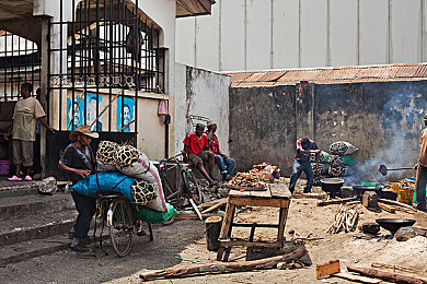 亭亭玉立国色天香出处：盛唐风华今日开启，亲手缔造传奇女性成长之路
