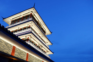 老婆按摩被肉干高H潮：治愈诅咒的指尖之旅，荒诞解谜中的温情按摩店物语