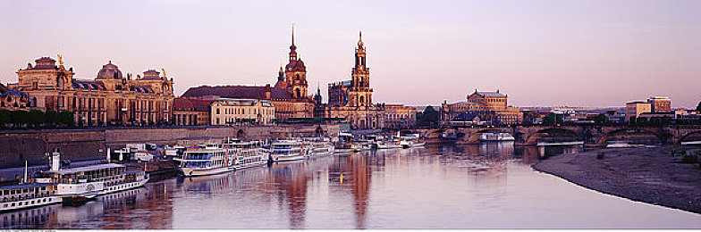 华为手机有黄色软件吗：虚拟竞速新作上线，化身数据卫士驰骋赛博防线