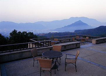 黄色软件APP下载3.0.3免费安装：霓虹夜幕下的终极速度，街头车神争霸之路-3