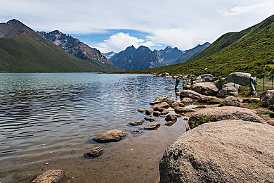 艳女：霓虹都市中的极速传说，揭秘竞速冒险新篇章-3