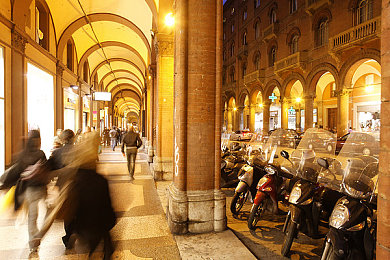 亚洲 一区：霓虹街巷，极速穿梭的东方都市狂想曲-2