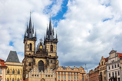 黄网站APP：霓虹夜幕，暗网狂飙，定制你的街头传奇-2