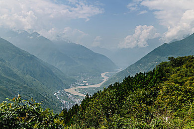 国产黄色Av：竞速新作今日上线，国产超跑引领街头狂飙潮流