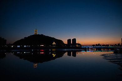 搞黄软件3.3.0：地下赛车改装新纪元，动态天气与警察追捕引爆街头狂飙