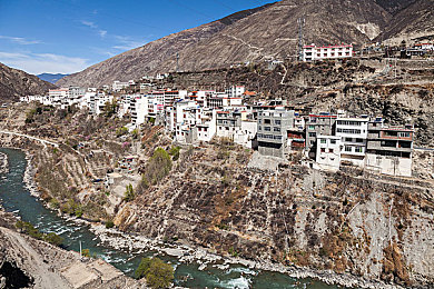 三上悠亚番集：虚拟偶像竞速风暴，收集番集驾驭专属赛道