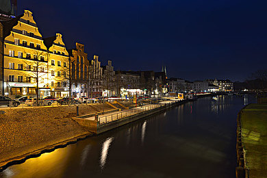 密桃AV成人:未来都市竞速巅峰,霓虹雨夜挑战极致驾驶艺术-2