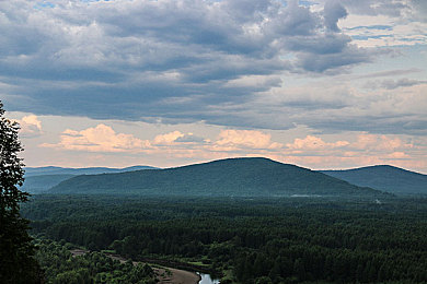 暗夜pro：竞速新作今日上线，夜光赛道与战术隐身颠覆传统玩法-2